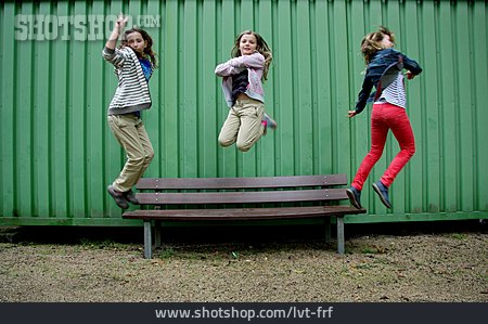 
                Mädchen, Springen, Lebensfreude                   