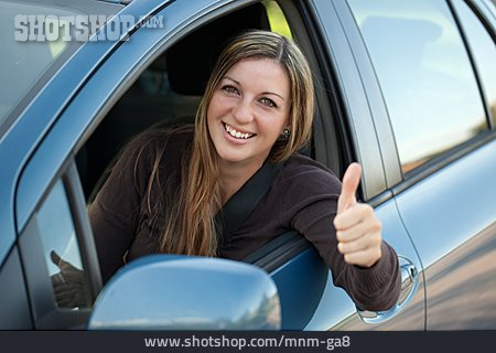 
                Zuversichtlich, Autokauf, Autofahrerin, Fahrprüfung                   