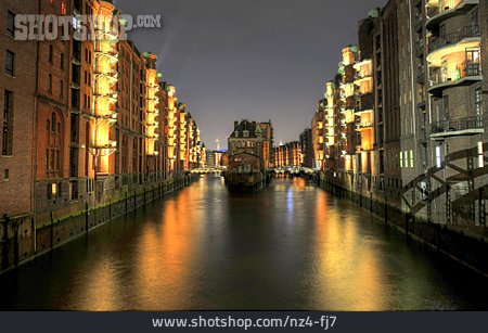 
                Kanal, Hamburg, Speicherstadt                   