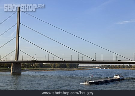 
                Brücke, Frachtschiff, Schrägseilbrücke                   