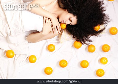 
                Junge Frau, Gesunde Ernährung, Vitamin C, Schönheitsschlaf                   