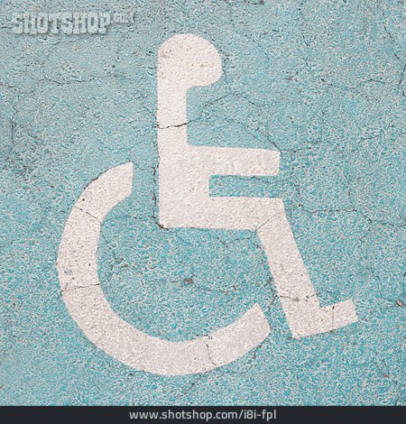 
                Behindertenparkplatz, Rollstuhlfahrer                   