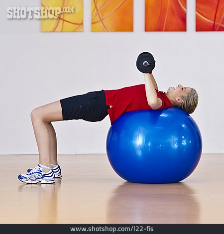 
                Junge Frau, Trainieren, Gymnastikball, Workout, Hanteltraining                   