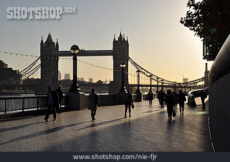 
                Tourismus, Städtisches Leben, Tower Bridge, London, Pendler                   