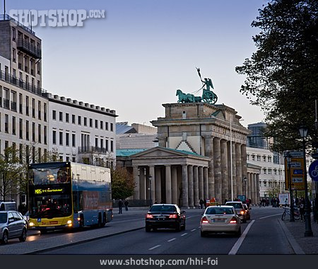 
                Berlin, Brandenburger Tor, Straßenverkehr                   
