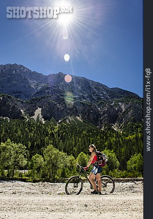 
                Fahrradtour, Radfahrerin, Oberbayern, Mittenwald                   