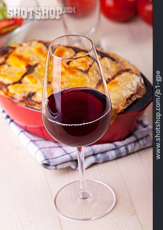 
                Wein, Weinglas, Rotwein, Italienische Küche, Lasagne                   
