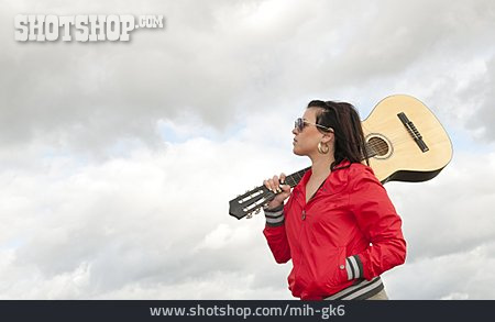 
                Junge Frau, Musikerin, Gitarristin                   