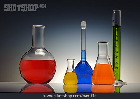 
                Chemie, Glaskolben, Messzylinder                   