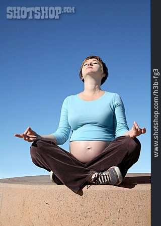 
                Frau, Yoga, Schwangerschaft, Schwangere, Meditieren                   