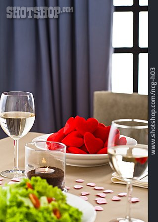 
                Valentine's Day, Table Cover                   