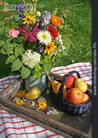 
                Blumenstrauß, Blumenvase, Stillleben, Herbstdekoration                   