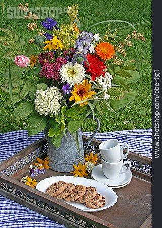 
                Blumenstrauß, Blumenvase, Stillleben, Kaffeetrinken                   