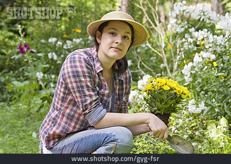 
                Junge Frau, Gartenarbeit, Einpflanzen                   