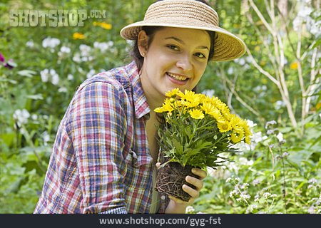 
                Junge Frau, Gartenarbeit, Einpflanzen                   