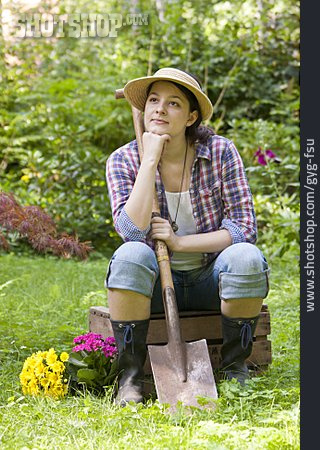 
                Junge Frau, Gartenarbeit, Hobbygärtnerin                   