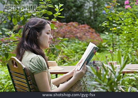 
                Frau, Garten, Lesen                   