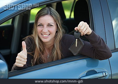
                Autokauf, Autofahrerin, Fahrprüfung                   
