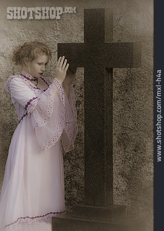
                Junge Frau, Hoffnung & Glaube, Traurig, Kreuz, Trauer                   