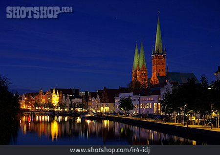 
                Nacht, Lübeck                   