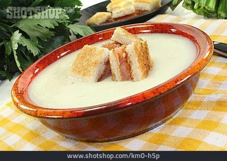 
                Suppe, Croutons, Cremesuppe, Selleriecremesuppe                   