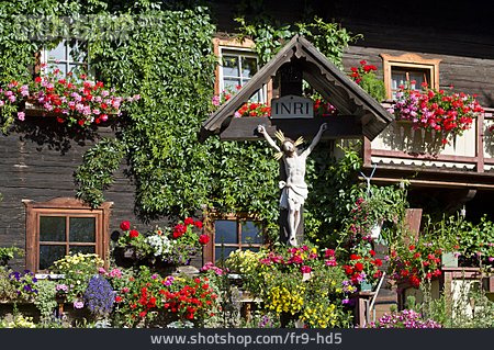 
                Berghütte, Holzkreuz, Blumendekoration                   