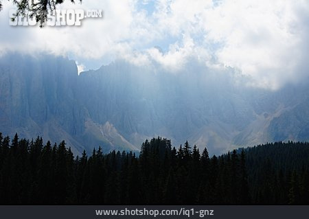 
                Dolomiten, Wolkenverhangen, Latemar                   