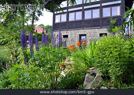 
                Garten, Landhaus, Blumenbeet                   