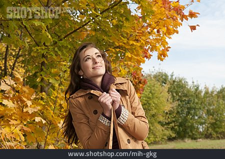 
                Junge Frau, Herbstlich, Herbstspaziergang                   