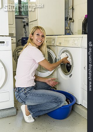 
                Junge Frau, Waschen, Waschtag, Waschmaschine                   