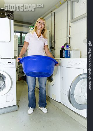 
                Junge Frau, Frau, Waschtag, Waschmaschine                   