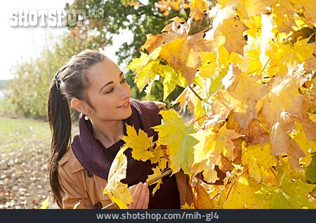 
                Junge Frau, Herbst, Naturverbunden, Herbstspaziergang                   