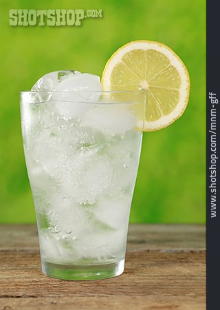
                Mineralwasser, Zitronenlimonade, Soda                   