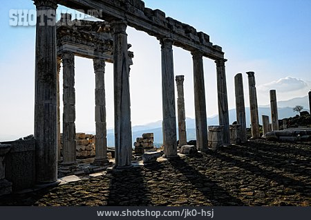 
                Trajaneum, Pergamon                   