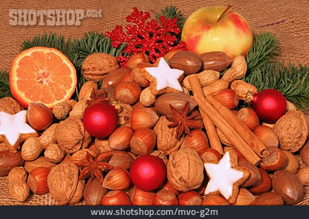 
                Nüsse, Weihnachtsdekoration, Adventszeit                   