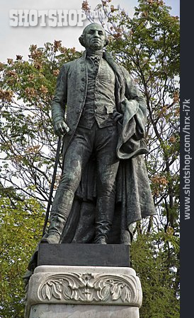 
                Statue, George Washington                   