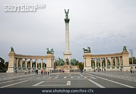
                Budapest, Heldenplatz, Millenniumsdenkmal                   
