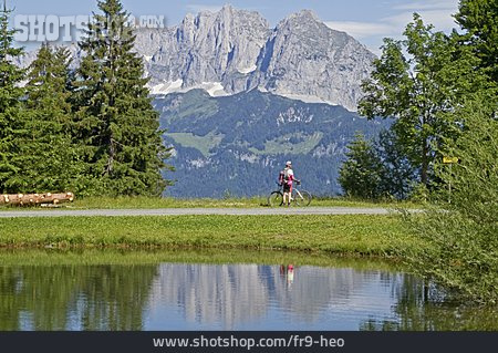 
                Tourismus, Mountainbiker, Fahrradtour, Kaisergebirge                   
