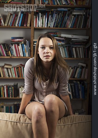 
                Junge Frau, Bücherregal, Studentin                   