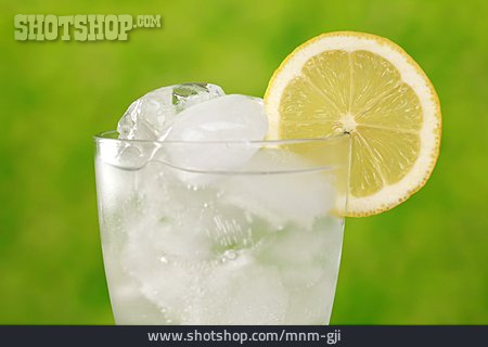 
                Mineralwasser, Zitronenlimonade, Soda                   