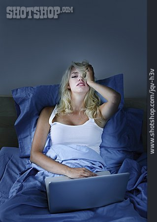 
                Junge Frau, Laptop, Stress & Belastung, Burnout                   