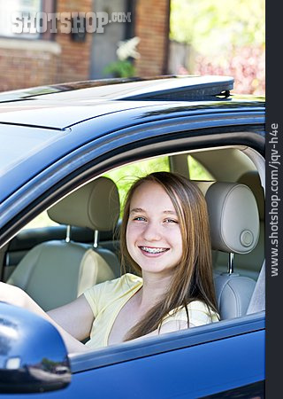 
                Junge Frau, Auto, Autofahrerin, Führerscheinneuling                   