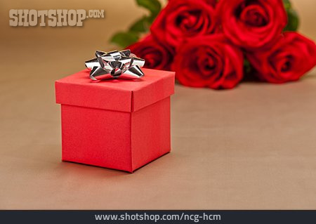 
                Geschenk, Valentinstag, Verlobung                   