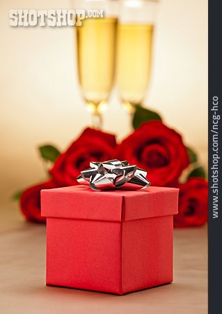 
                Geschenk, Valentinstag, Verlobung                   