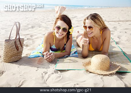 
                Freundin, Sonnenbaden, Strandurlaub                   