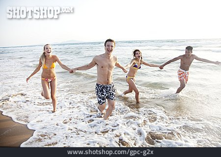 
                Glücklich, Zusammengehörigkeit, Lebensfreude, Strandspaziergang, Freunde, Badeurlaub                   