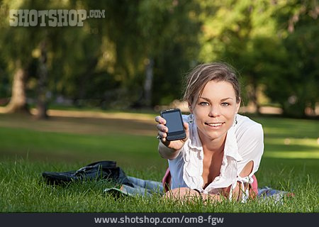 
                Junge Frau, Park, Smartphone                   