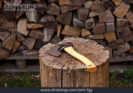 
                Holz, Axt, Brennholz                   
