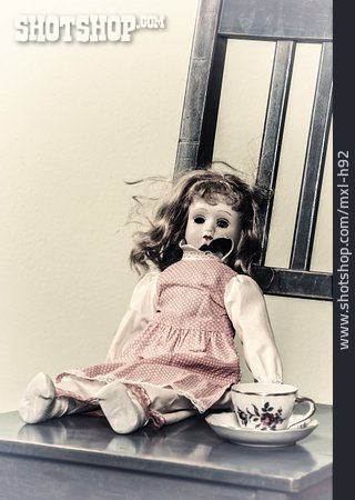 
                Puppe, Nostalgie, Vernachlässigt, Kindesmissbrauch                   
