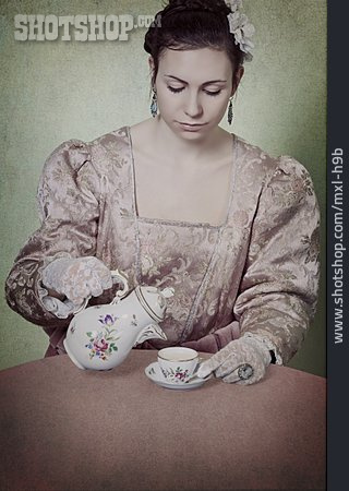 
                Junge Frau, Tee, Nostalgie, Einschenken, Teezeit                   